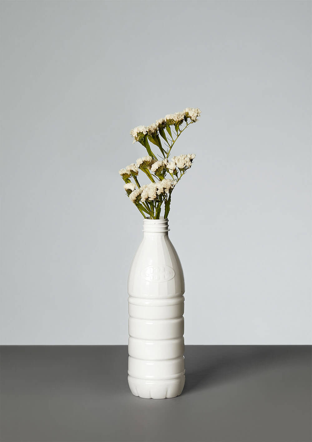 Vanessa Leissring - zdjęcie kwiatów w butelce po mleku